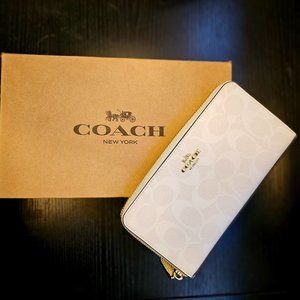 COACH - Accordion Zip Wallet In Signature Canvas (NWT)